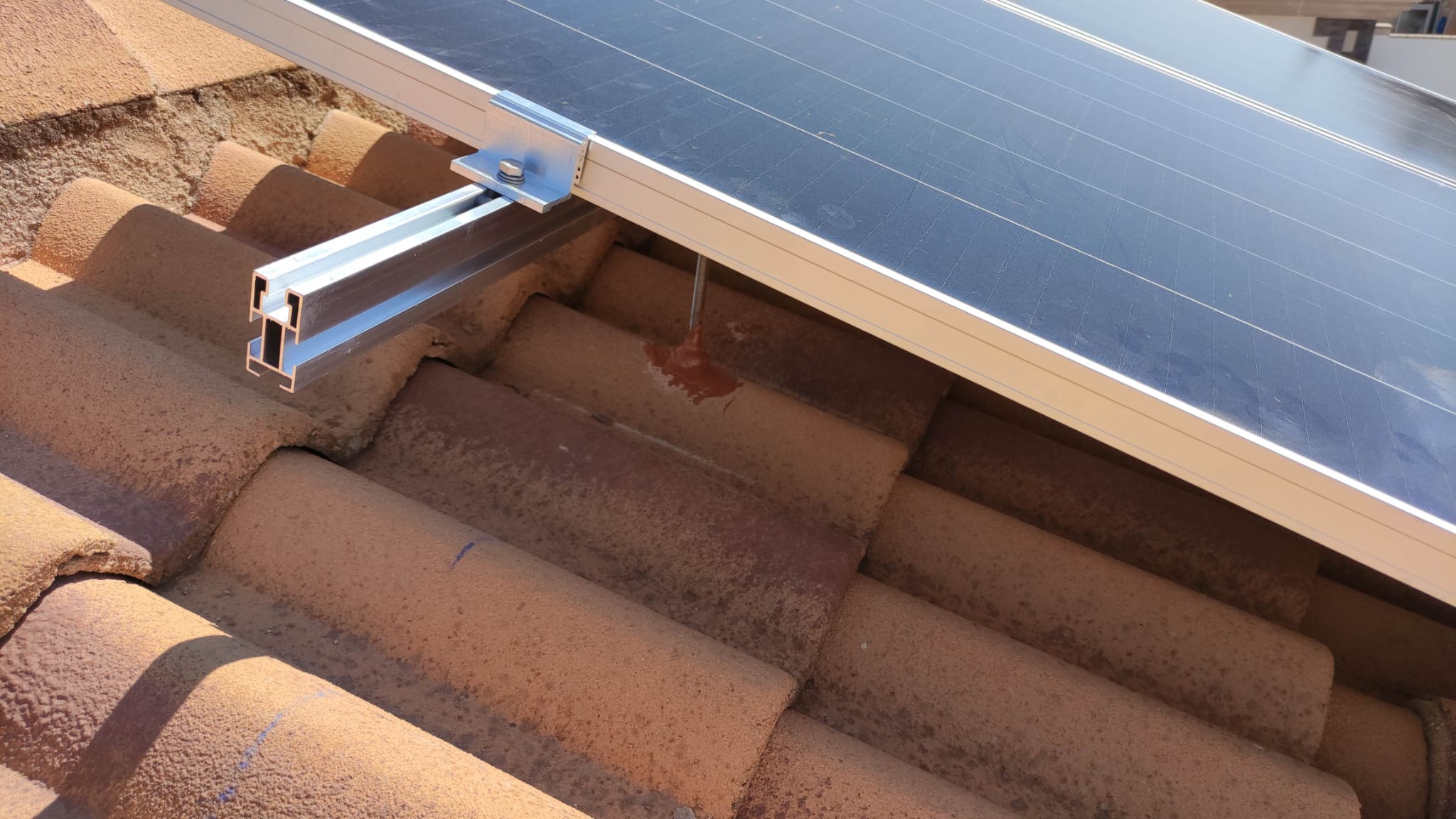 Instalación de Placas solares - detalle de sellado en los soportes de tejas.