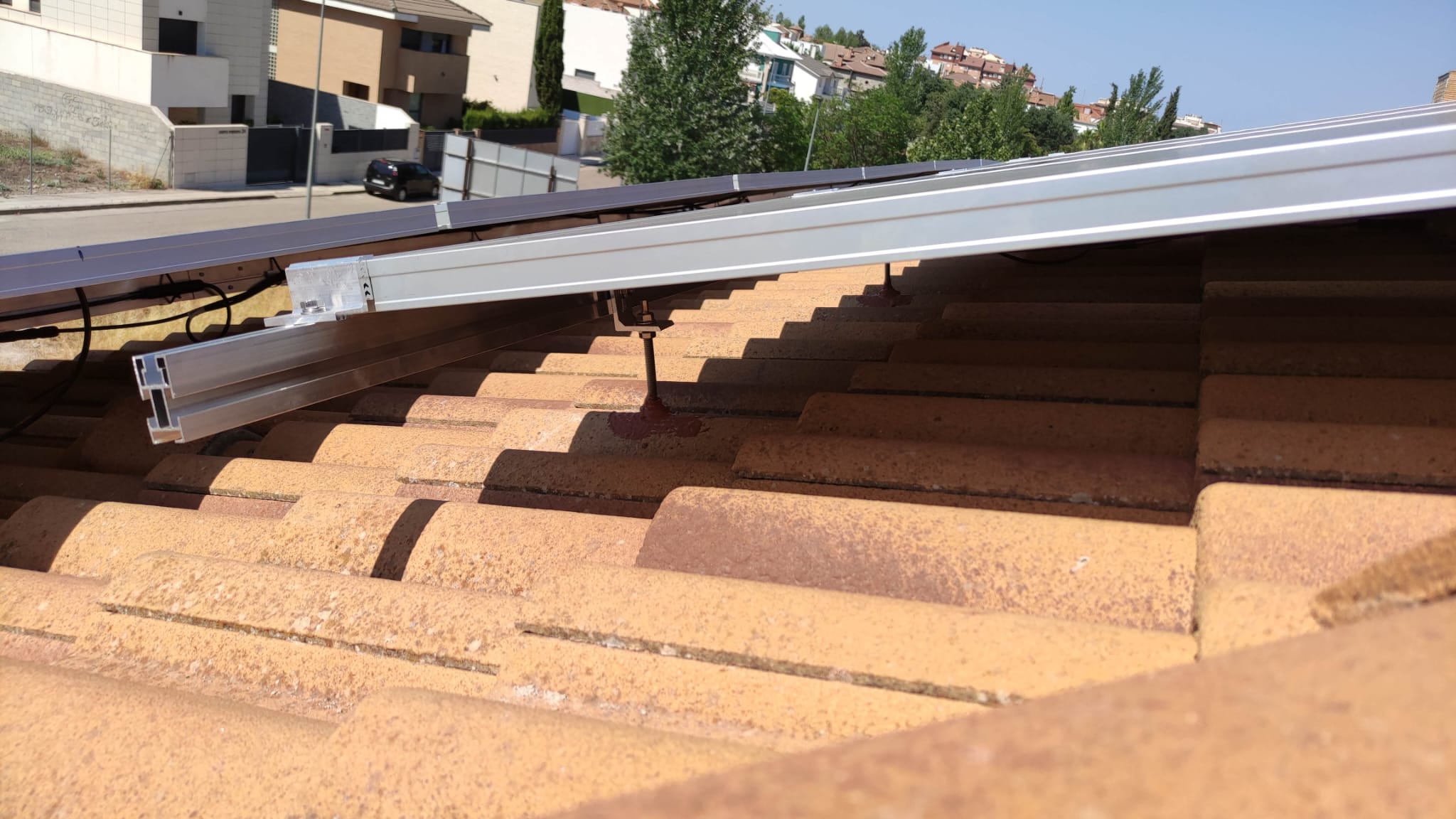 Instalación de Placas solares - detalle de sellado en los soportes de tejas.