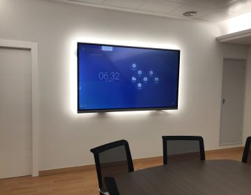 Instalación de pantalla interactiva y sistema multimedia con video conferencia